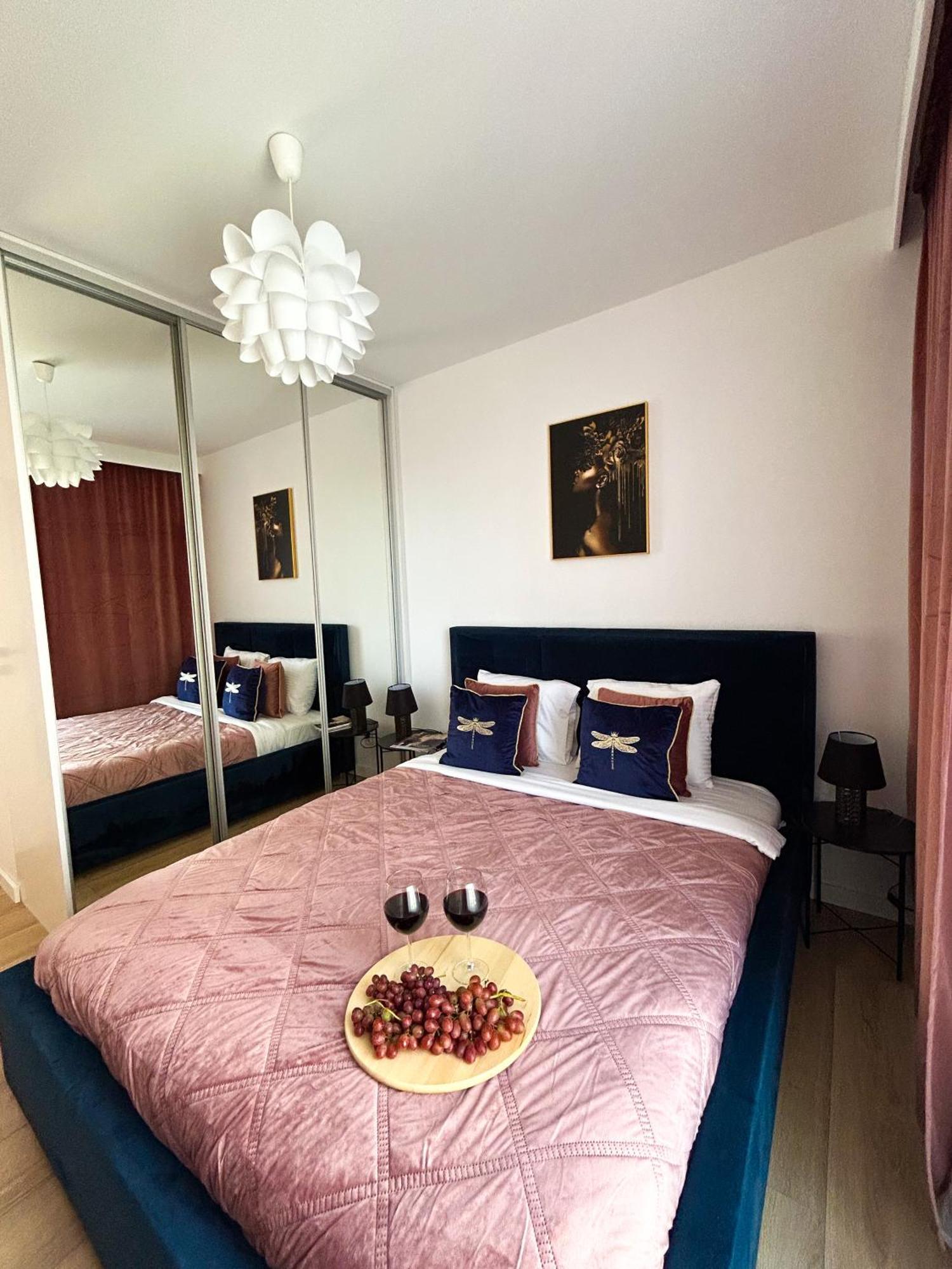 Lumina Stylish 3-Room Apart With Balcony Lodz  Luaran gambar